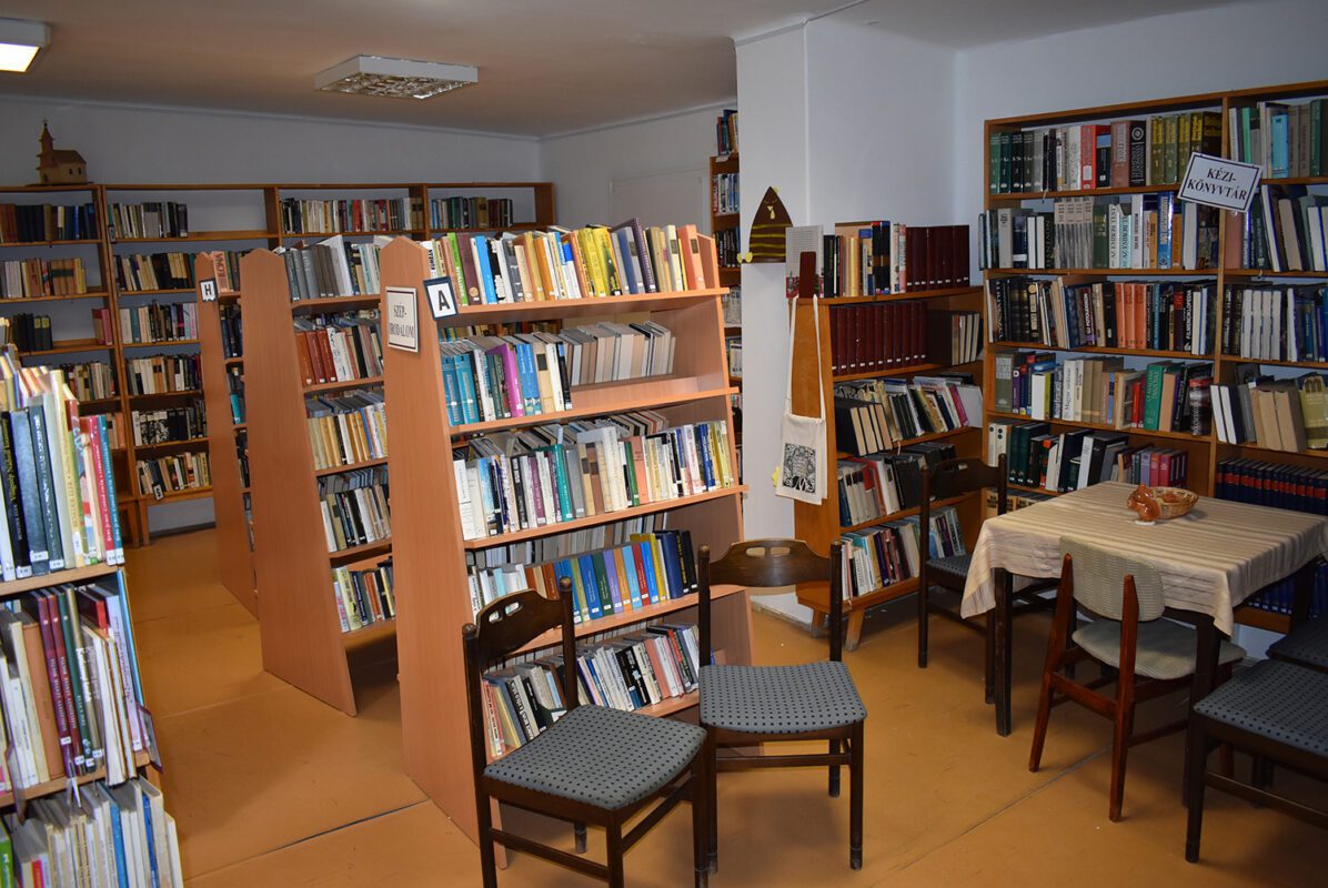 Agóra Veszprém, Gyulafirátót - könyvtár